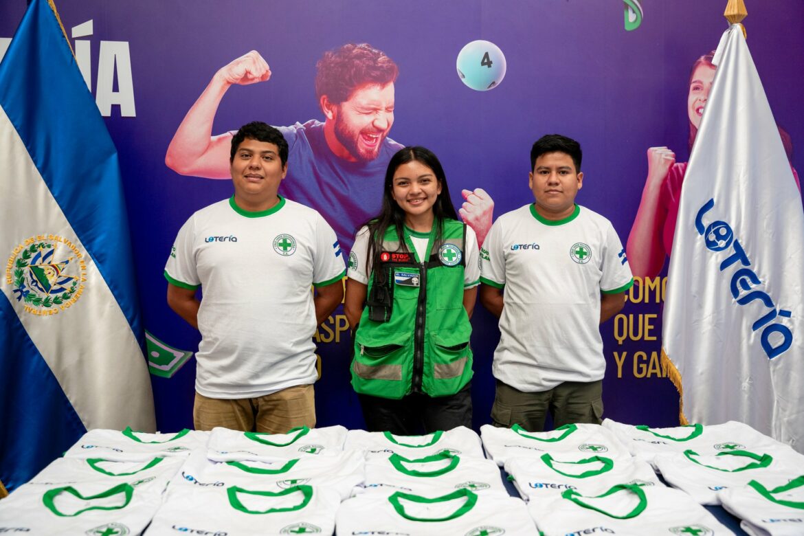 La Lotería entregó donativo de camisas a Cruz Verde Antiguo Cuscatlán