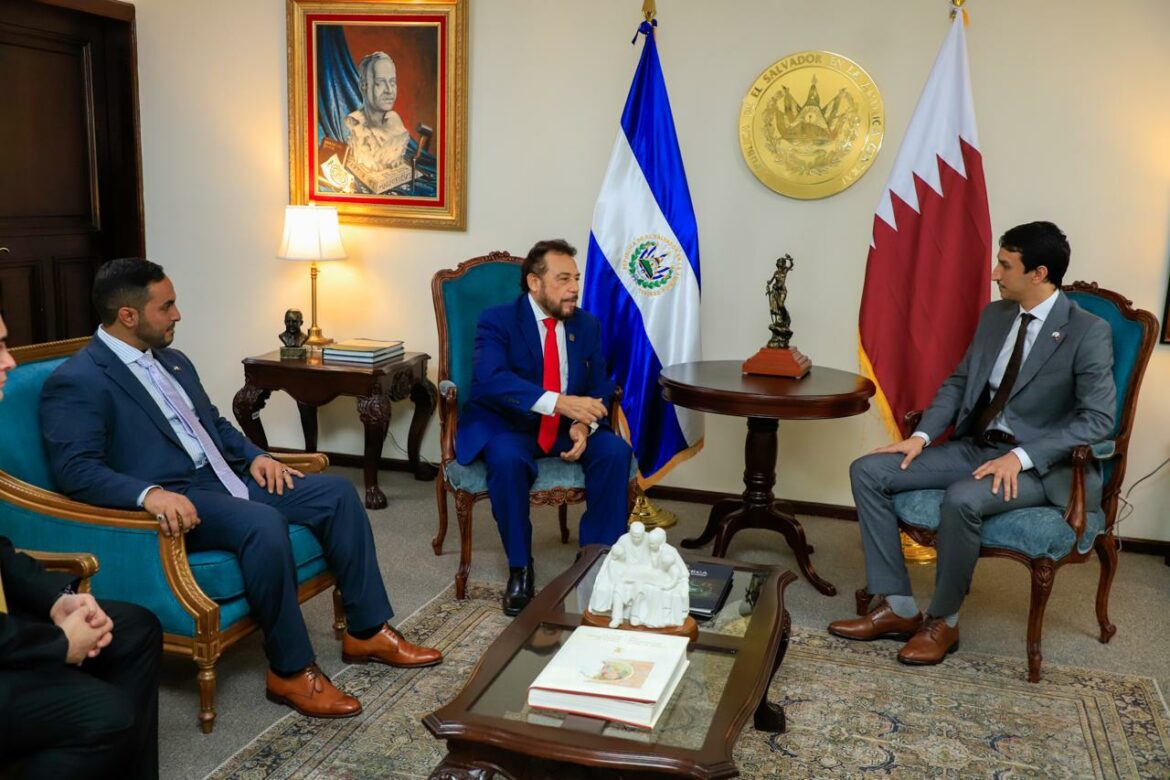 Vicepresidente Ulloa se reúne con diplomáticos de la Embajada de Qatar para fortalecer relaciones comerciales y de cooperación