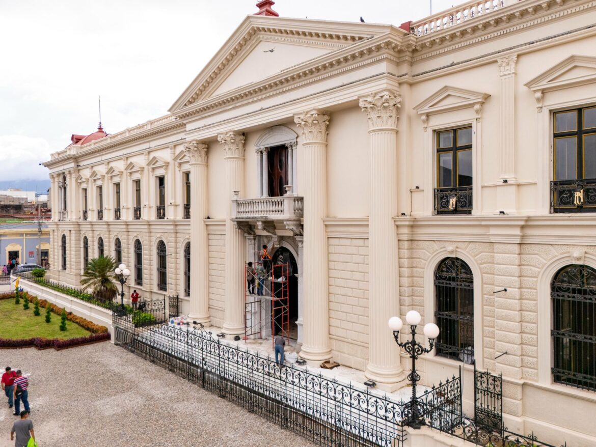 Presidente Bukele a los trabajos que realiza el MOPT en la limpieza y restauración del mármol en el Palacio Nacional: «Beauty»