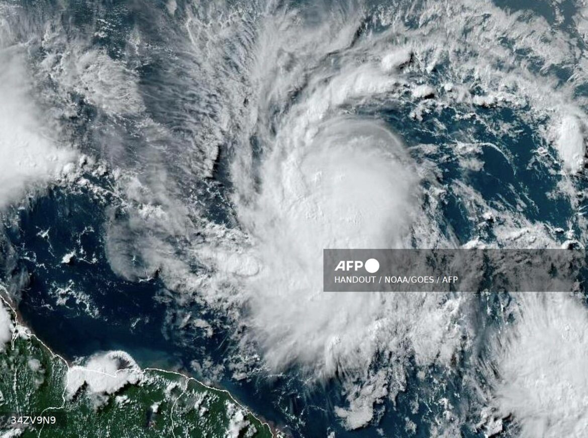 Beryl se convierte en un «muy peligroso» huracán categoría 3 sobre el Caribe