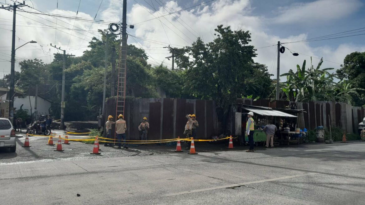 Restricción: remueven postes de energía eléctrica entre el Poliedro hasta el desvío de San Juan Opico