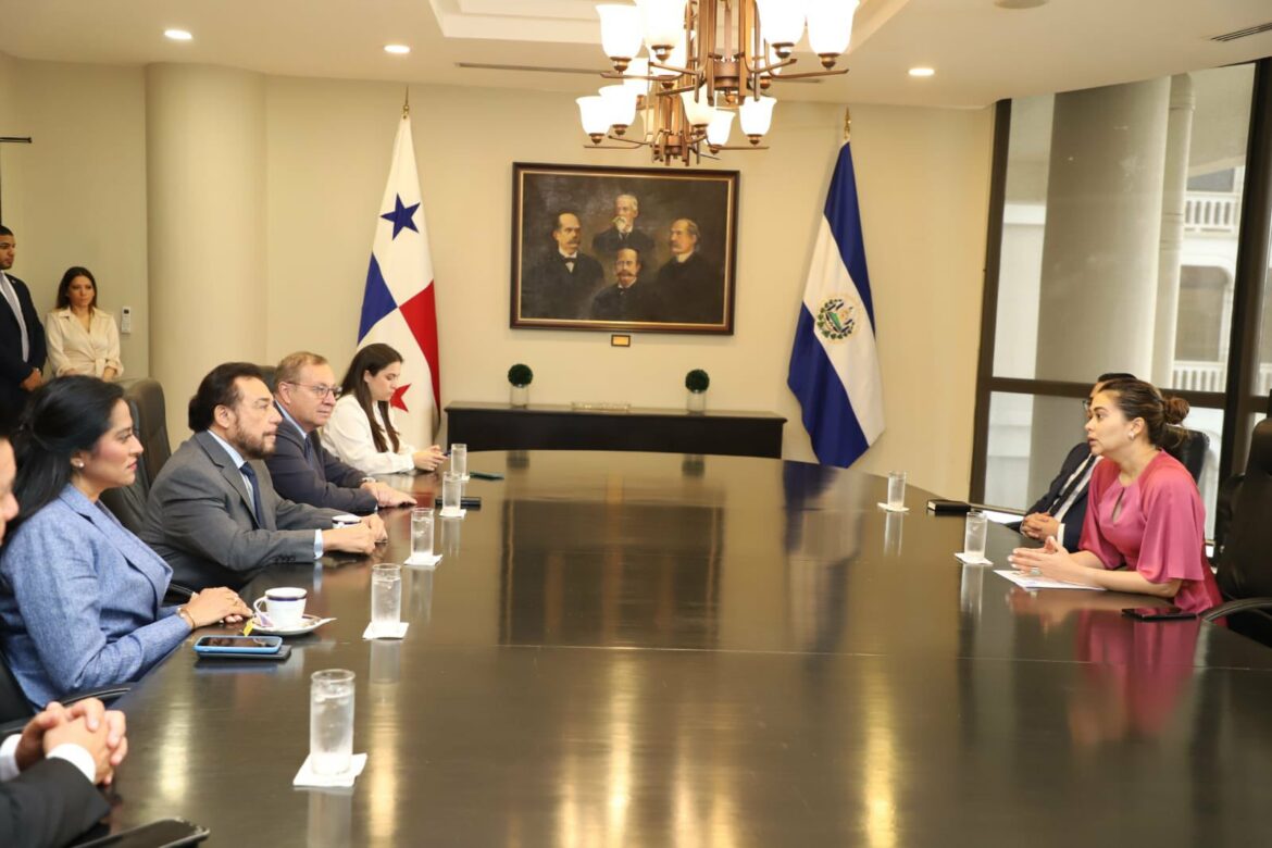 Félix Ulloa se reunió con canciller panameña como parte de su agenda oficial en Panamá