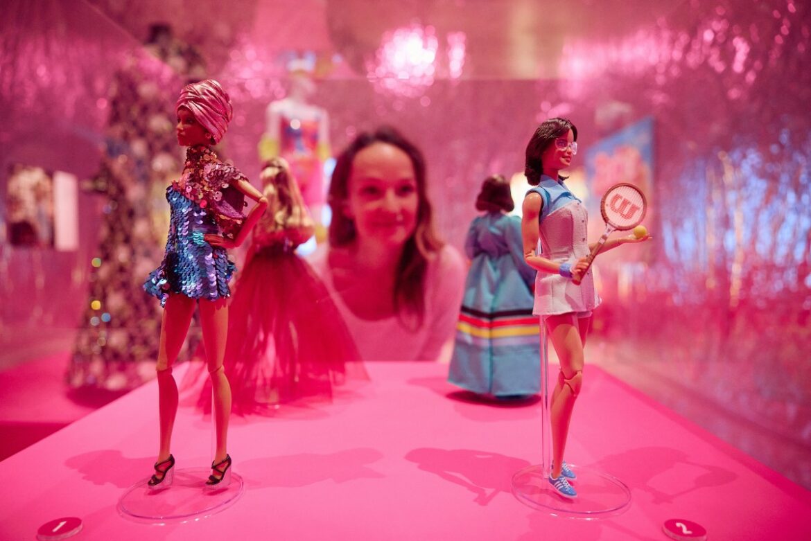 Exposición sobre la muñeca Barbie en Londres, con el modelo que viajó al espacio