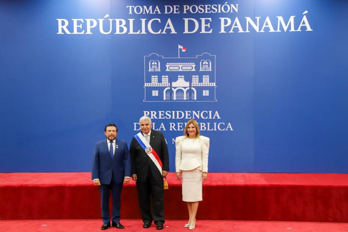 Félix Ulloa participa en la toma de posesión del presidente de Panamá