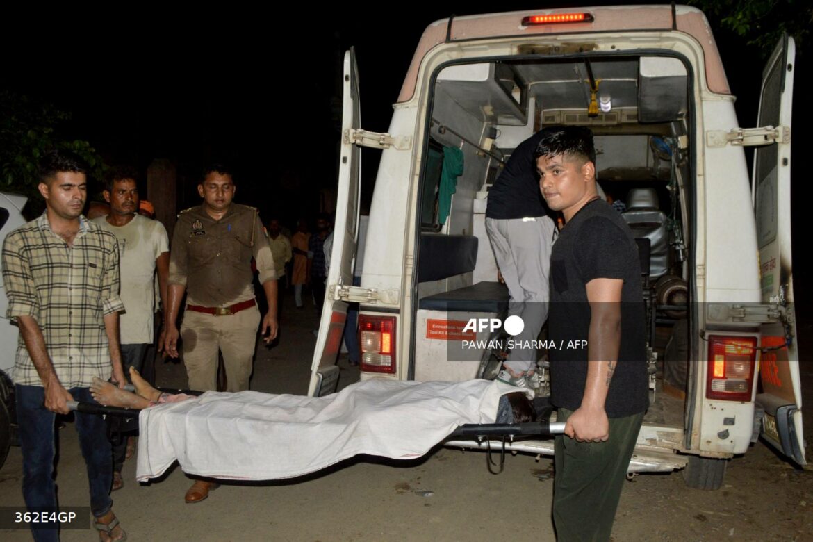 Más de 100 muertos en estampida en una ceremonia religiosa en India