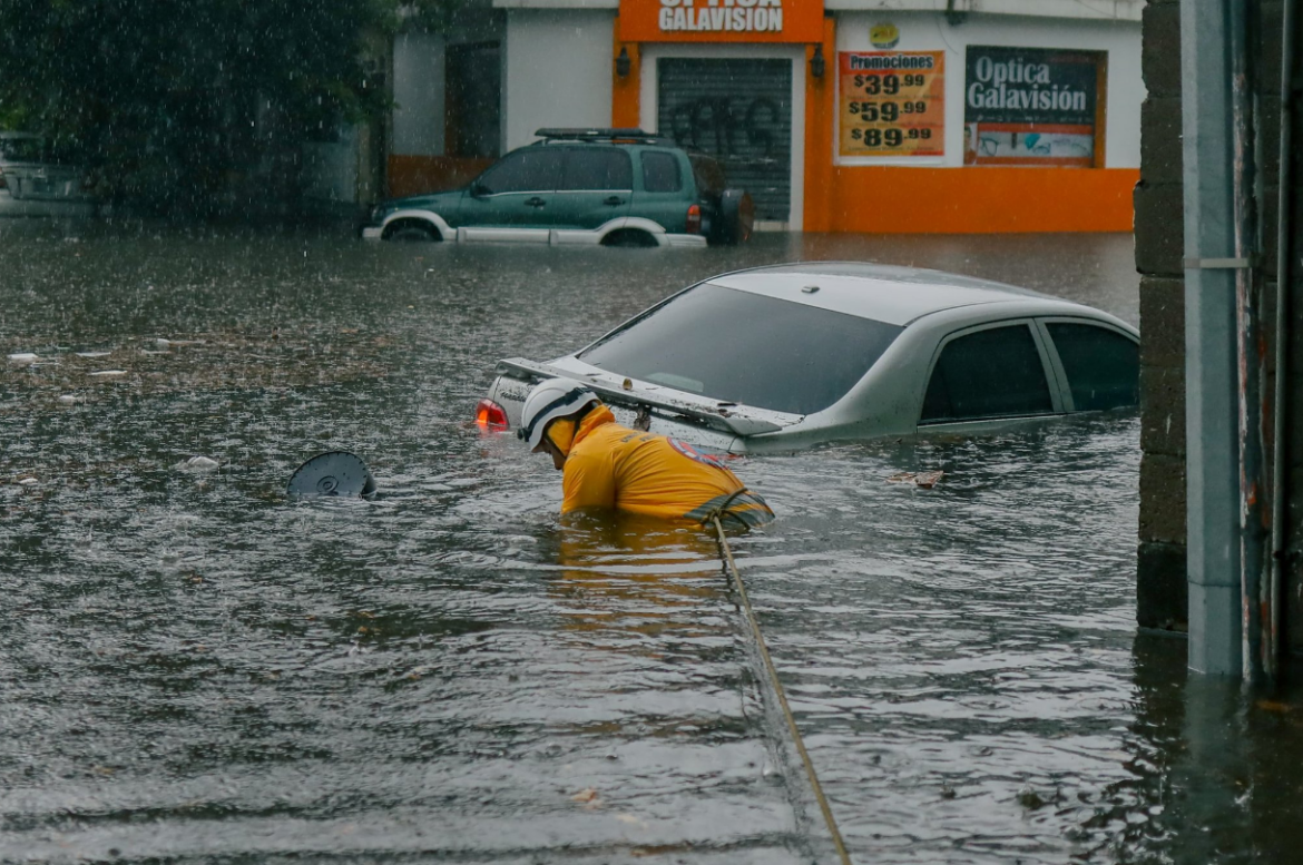 Varios vehículos y personas quedaron atrapados por inundación en el sector de la colonia Médica