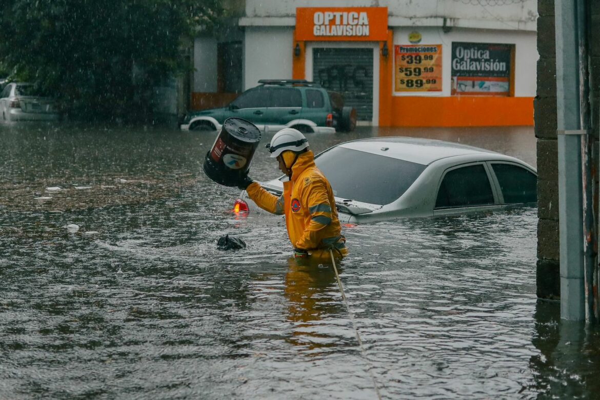 Gobierno insiste a los salvadoreños en no botar basura en las calles para evitar inundaciones