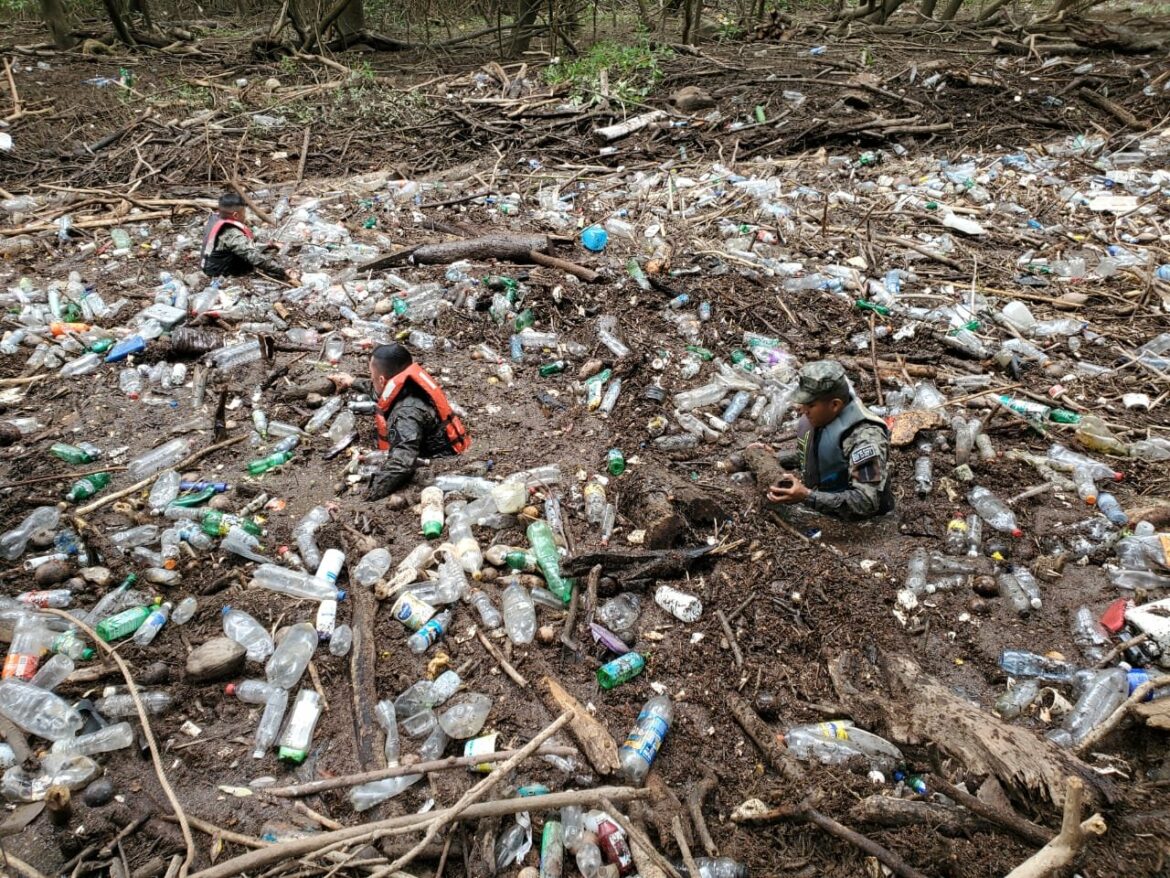Labores de limpieza en el río Goascorán, La Unión Sur