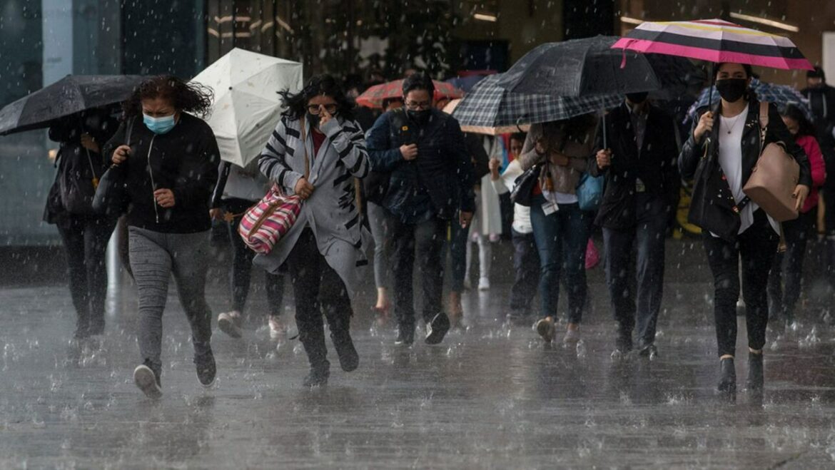 México despliega operativo de emergencia ante llegada del huracán Beryl