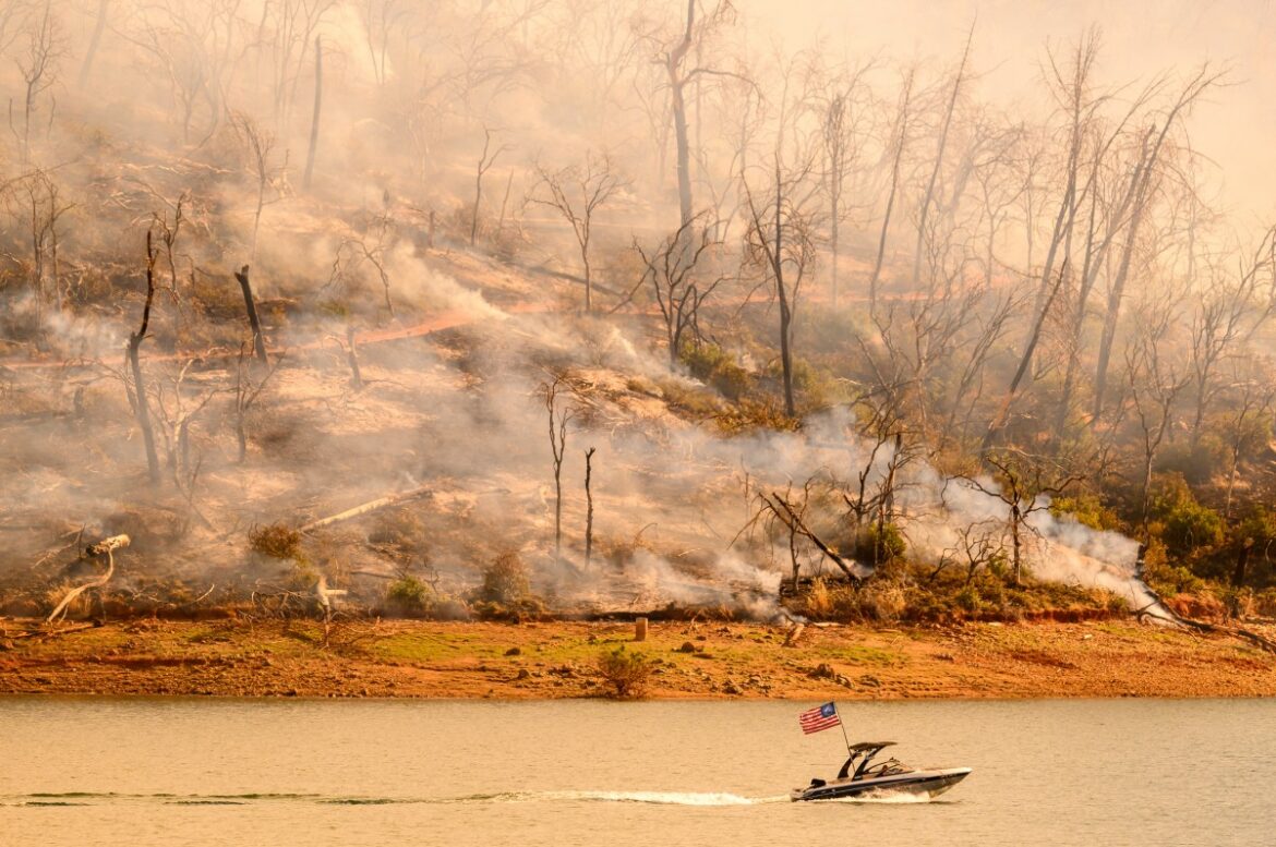 Miles de personas bajo orden de evacuación por incendio fuera de control en California