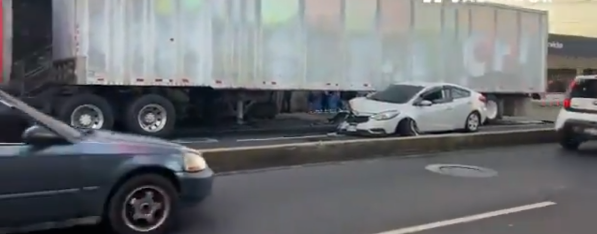Un furgón y un vehículo protagonizan un accidente de tránsito sobre 49 avenida Sur