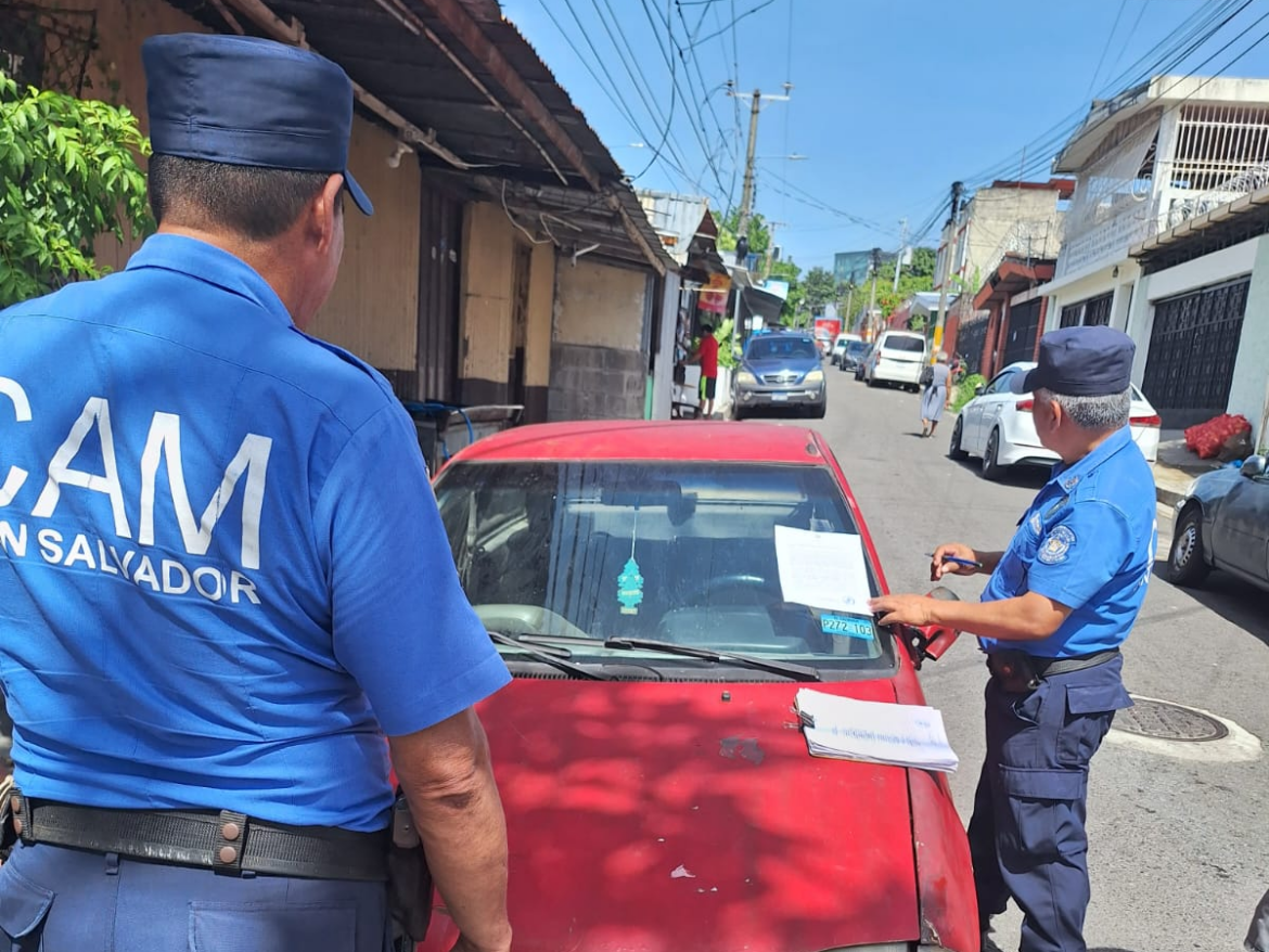 Dueños de cuatro vehículos podrían recibir multas de hasta $2,200 por abandono de automotor en San Salvador