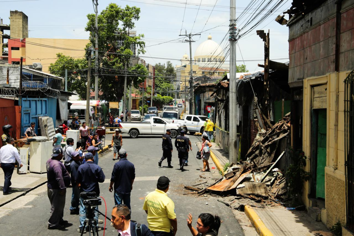 Colapsa vivienda afectando a dos familias en Alameda Juan Pablo II, San Salvador