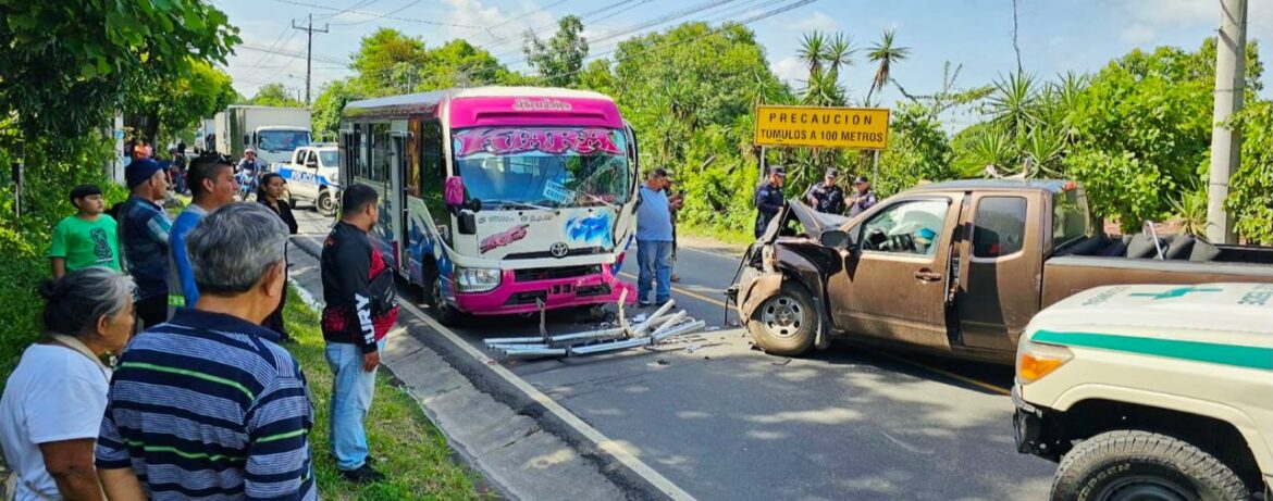 Varios heridos tras accidente vial entre un microbús de la ruta 6 y un pick up  en calle a Mariona