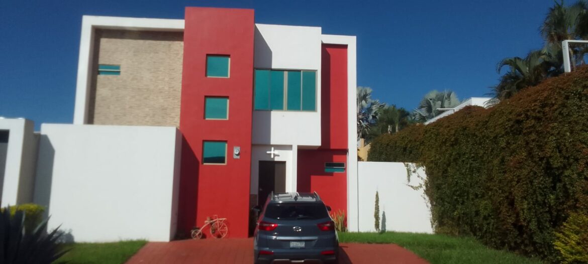 Incautan a colaborador de pandilla: 90 inmuebles, 10 vehículos y casi un millón de dólares