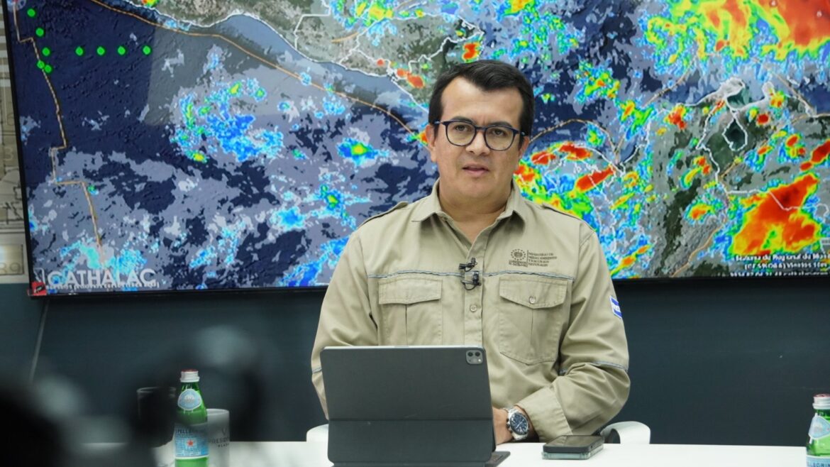 Ministro López: “Se recomienda a la población no salir si no es necesario. Se espera un fin de semana con bastante lluvia”