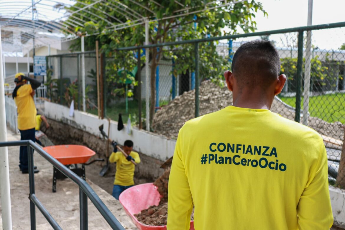 Cientos de privados de libertad no peligrosos son capacitados para ayudar a reconstruir el país, anunció Bukele