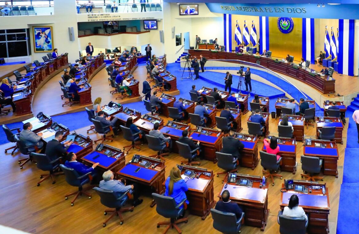Pdte. Bukele y Ernesto Castro acuerdan tercer recorte de salario a diputados de la Asamblea Legislativa, recibirán  $11 mil mensual, con el ahorro se creará un programa de becas