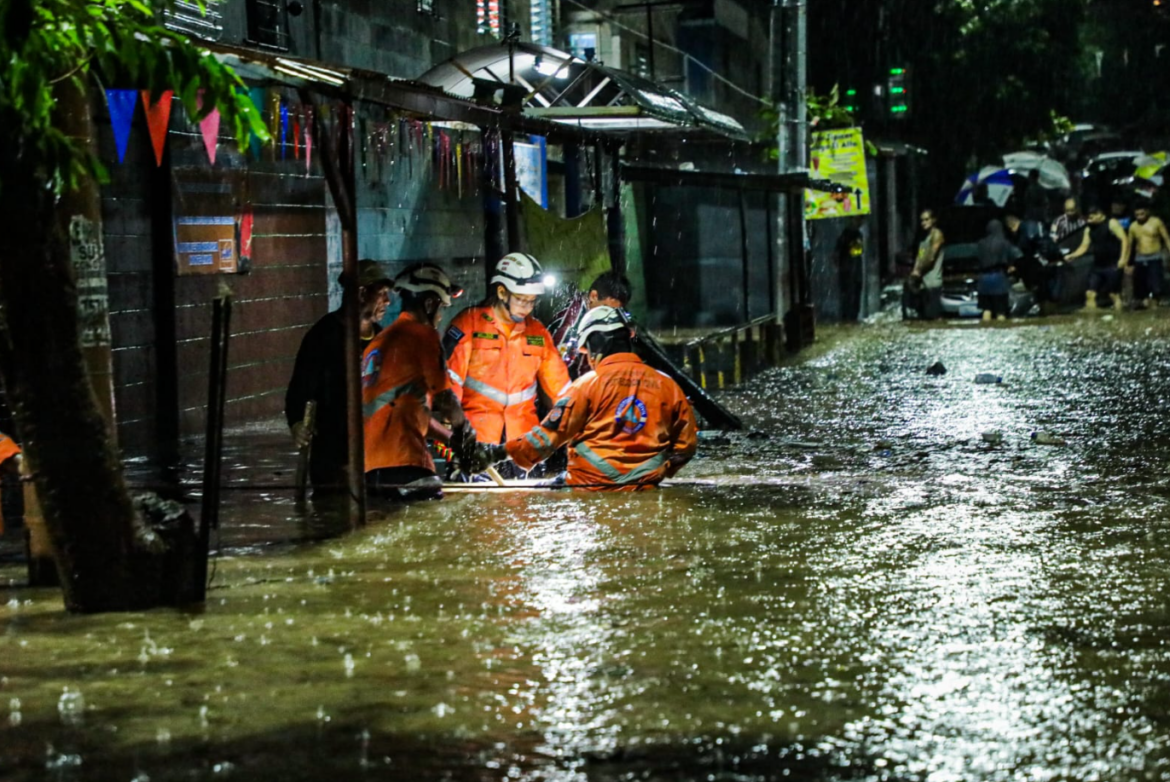 Inundación en la colonia Montelimar, en La Paz Oeste dejo atrapados a dos automóviles