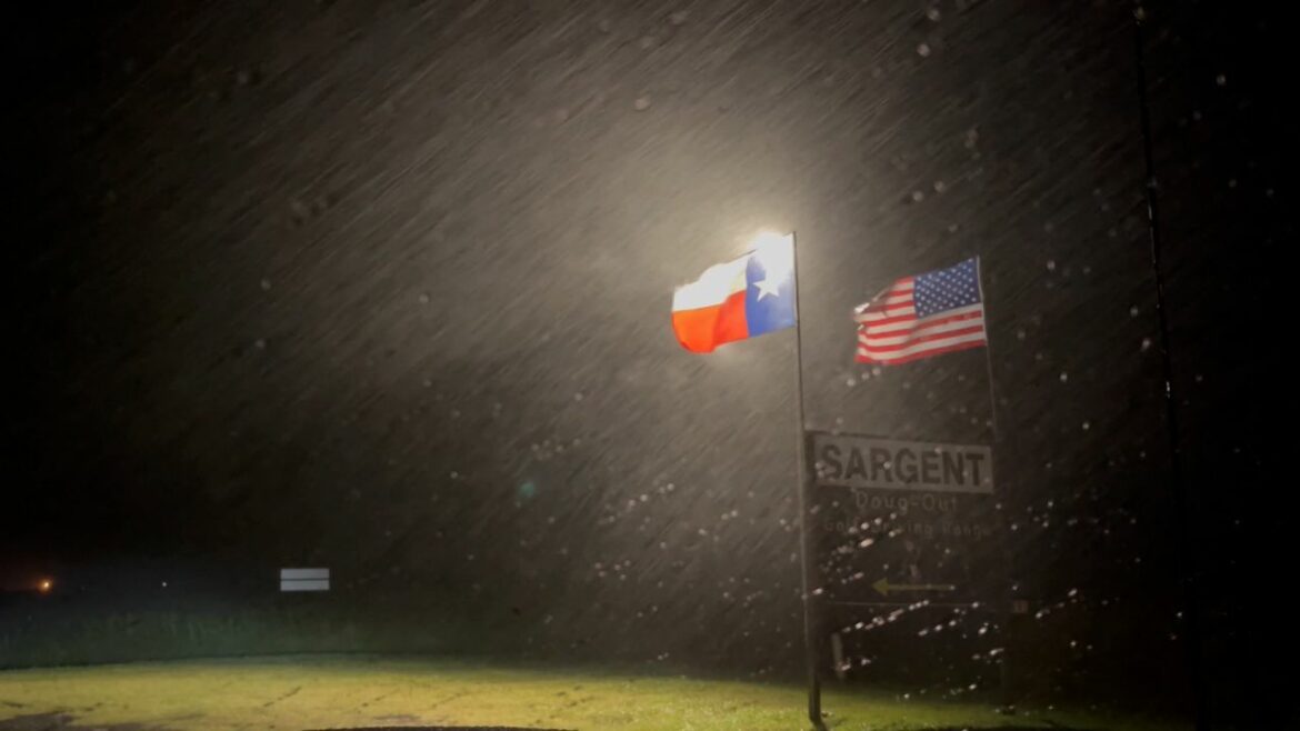 Beryl toca tierra como huracán de categoría 1 cerca de Matagorda Beach, Texas