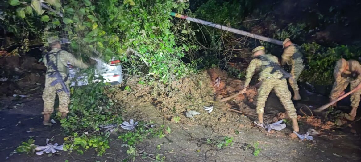 Derrumbe sobre la carretera del puerto de La Libertad hacia Santa Tecla