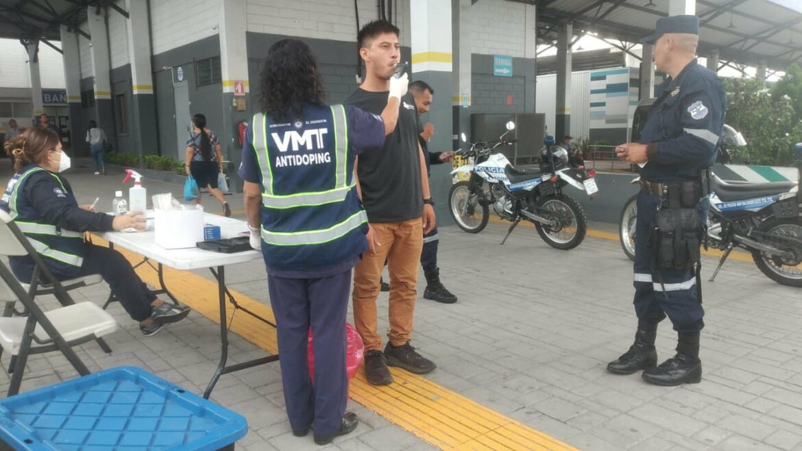 VMT realiza pruebas de alcoholemia a conductores del transporte colectivo