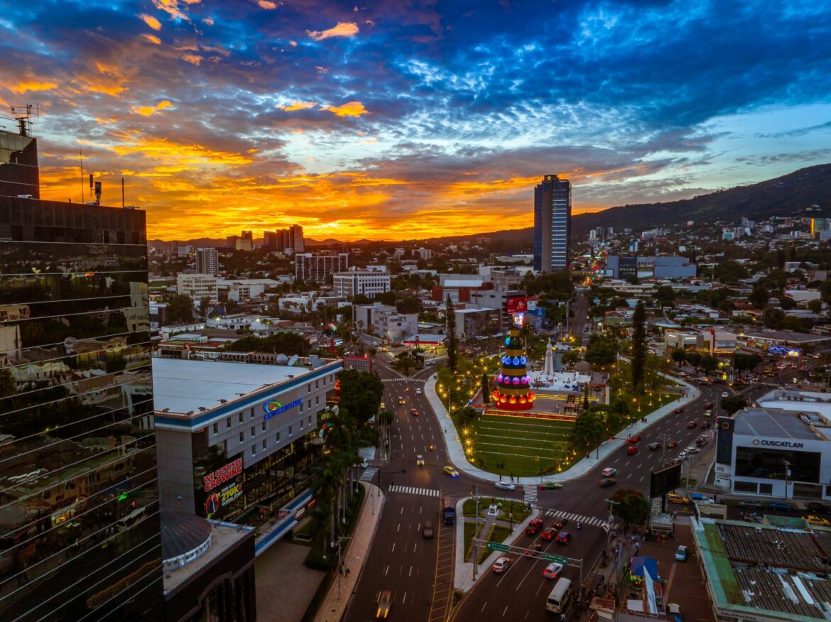 UFG revela que el 50.61 % de los salvadoreños consideran que en 2024 el costo de la vida está «muy caro»