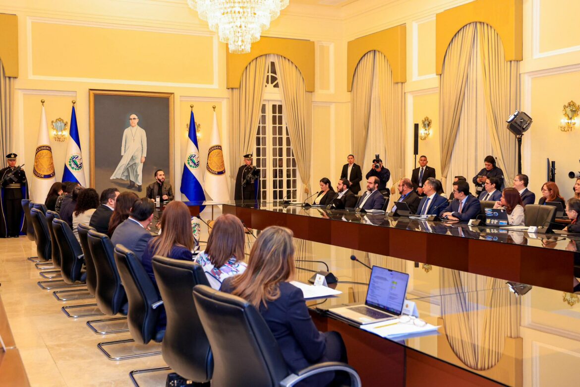 El 68.28 % de la población está «satisfecha» y «muy satisfecha» con el gobierno de Bukele, según UFG