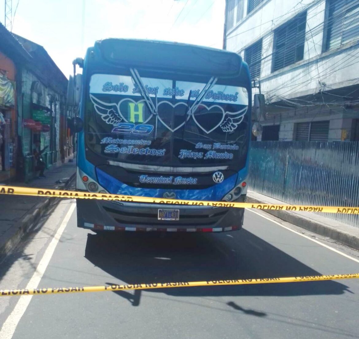 Hombre muere atropellado por un bus de la ruta 29 H en el centro de San Salvador
