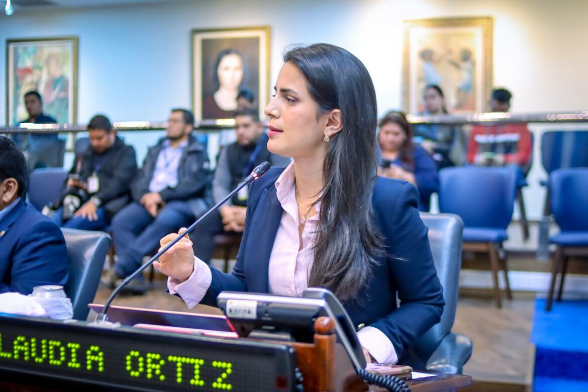 Diputada Claudia Ortiz aceptó que sí tiene privilegios «exclusivamente para trabajo de campo»