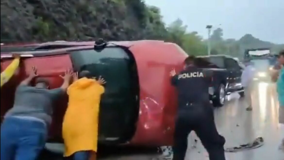 Conductor de pick up volcó al chocar contra un poste del tendido eléctrico en Bypass Surf City