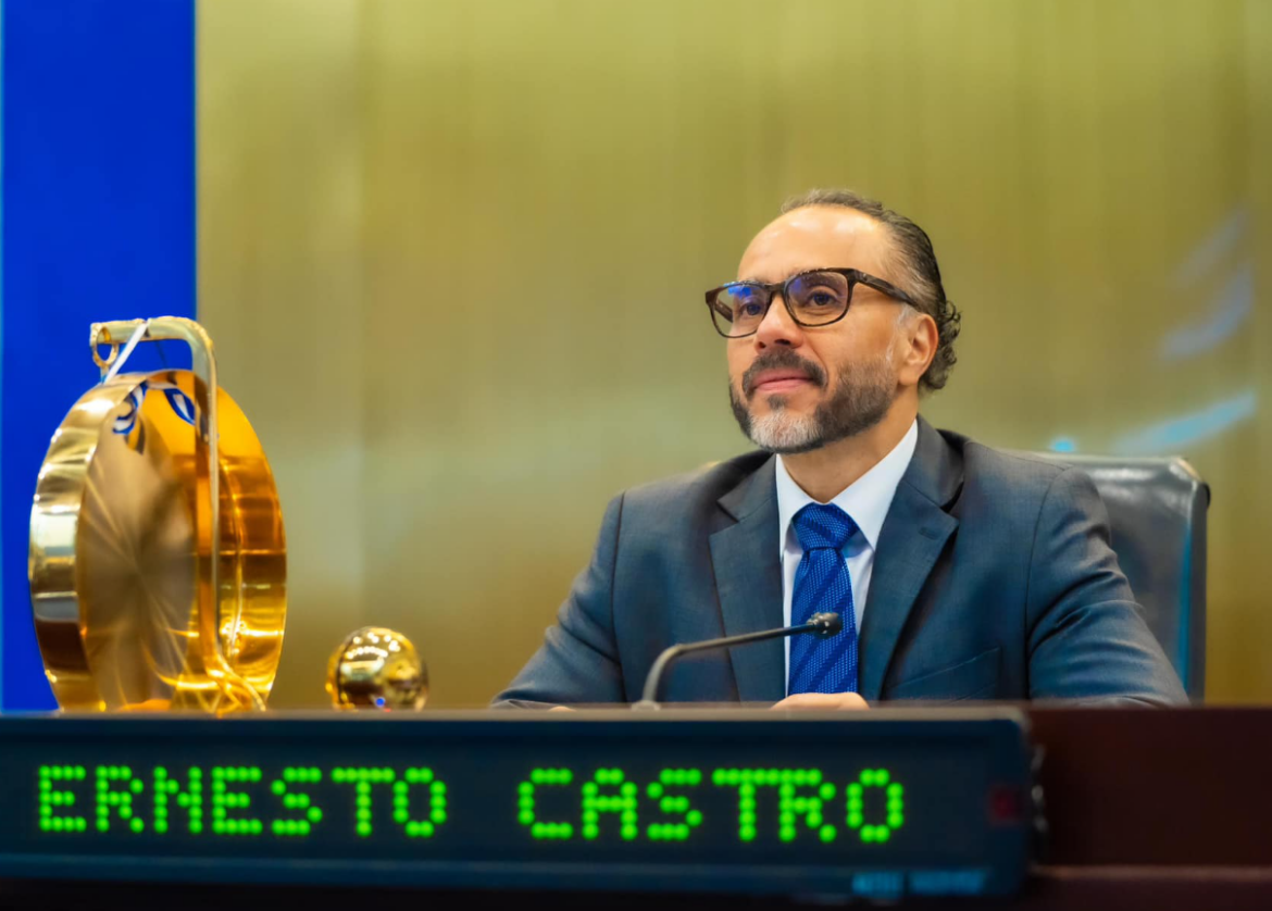 Ernesto Castro anuncia las «Becas Legislativas Dagoberto Gutiérrez»