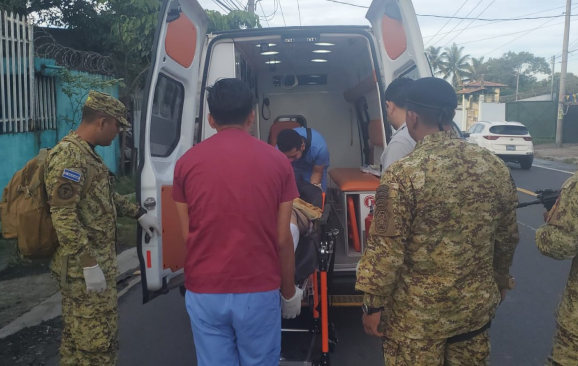 Una persona fue atropellada por un motociclista en San Salvador Este