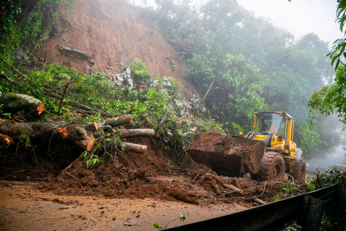 FOVIAL retira más de 49 mil metros cúbicos de tierra en carreteras tras derrumbes por lluvias