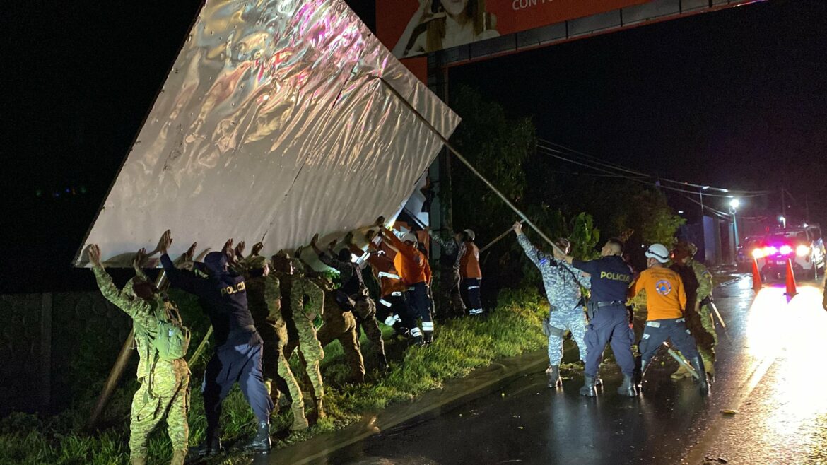 Valla publicitaria obstruía el paso vehicular en la carretera hacia Zacatecoluca