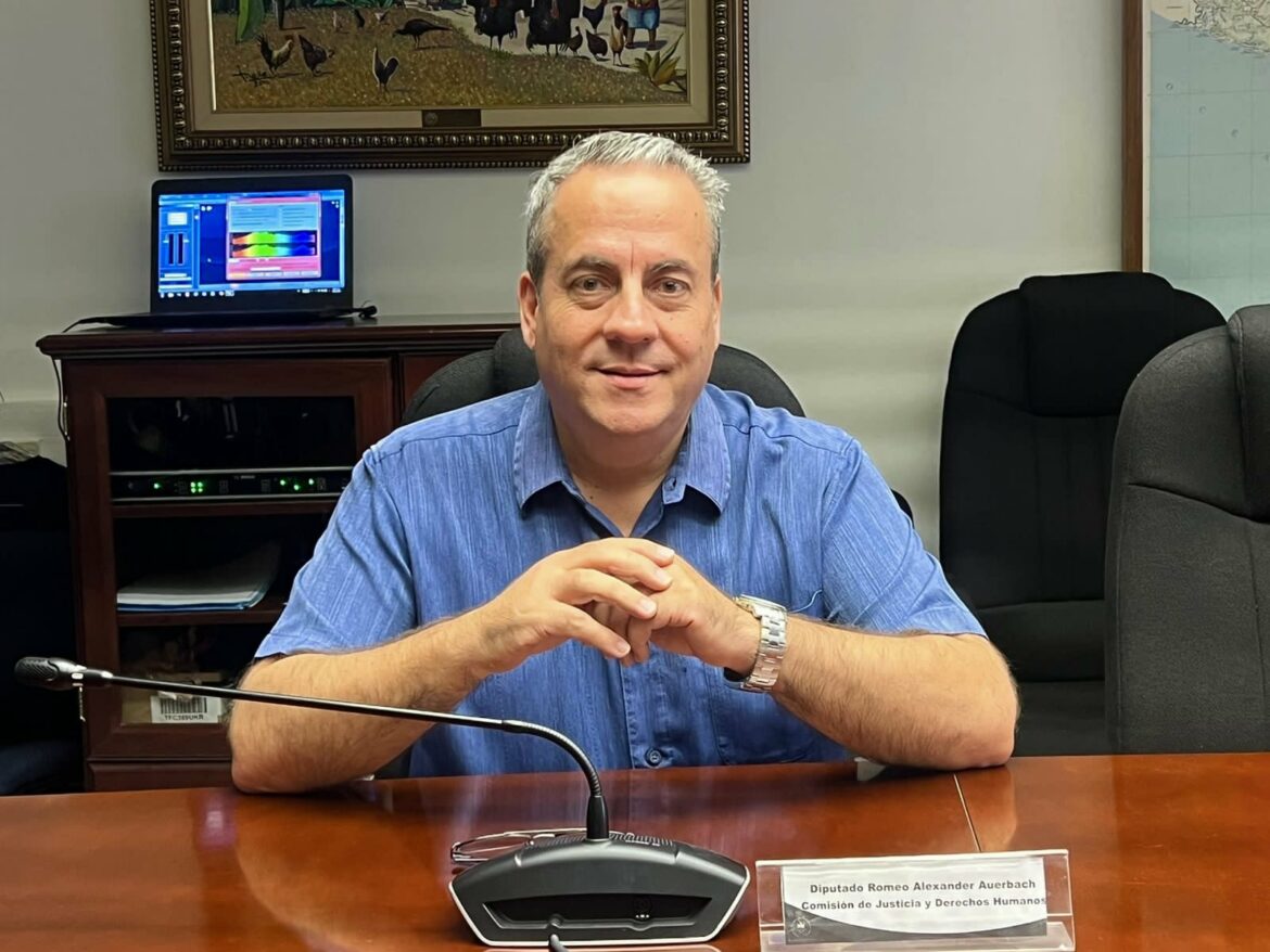 Exdiputado Auerbach confirma que también recibió $8,500 para contratación de personal: «¿qué paso con los otros $6 mil?»