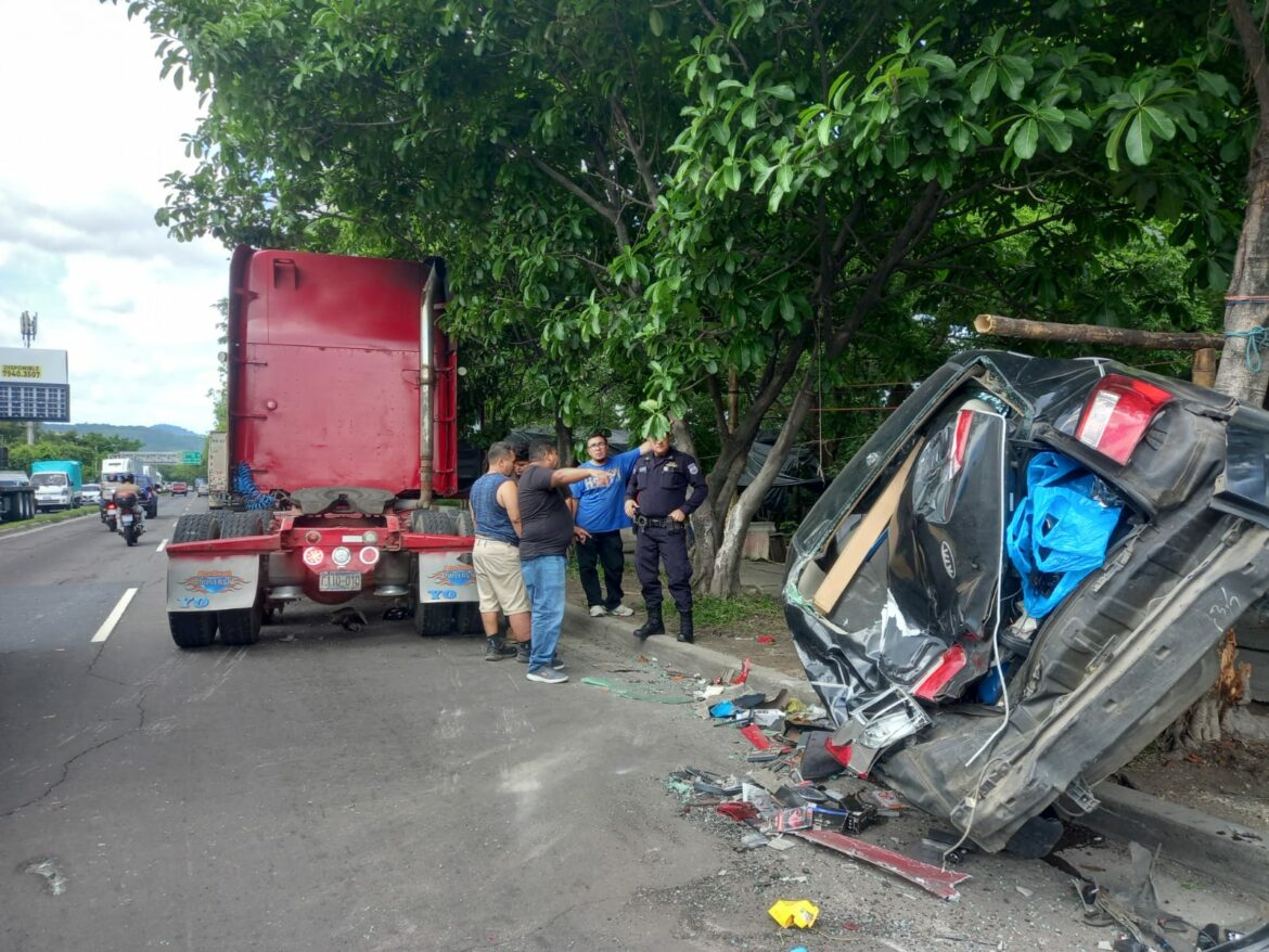Dos rastras y un vehículo tipo sedán chocan sobre la carretera de Oro, Soyapango