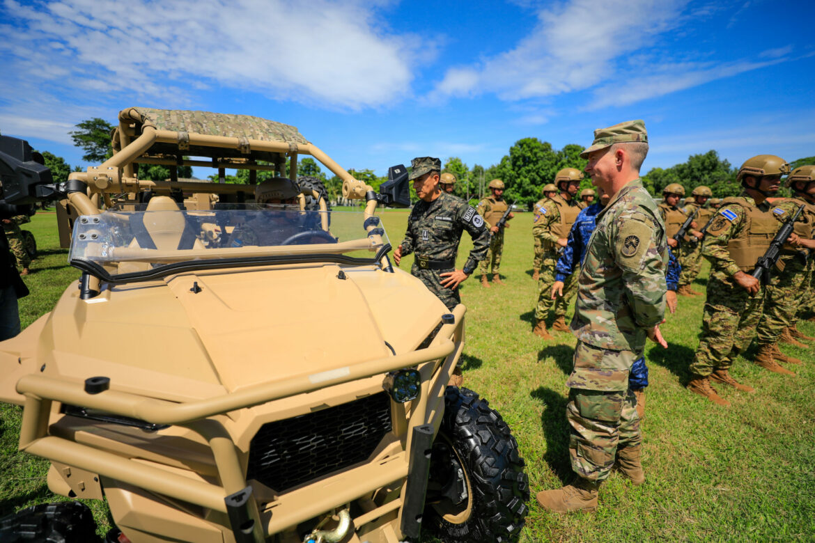EE. UU entrega 12 vehículos todo terreno a militares que patrullan la zona fronteriza con Guatemala y Honduras