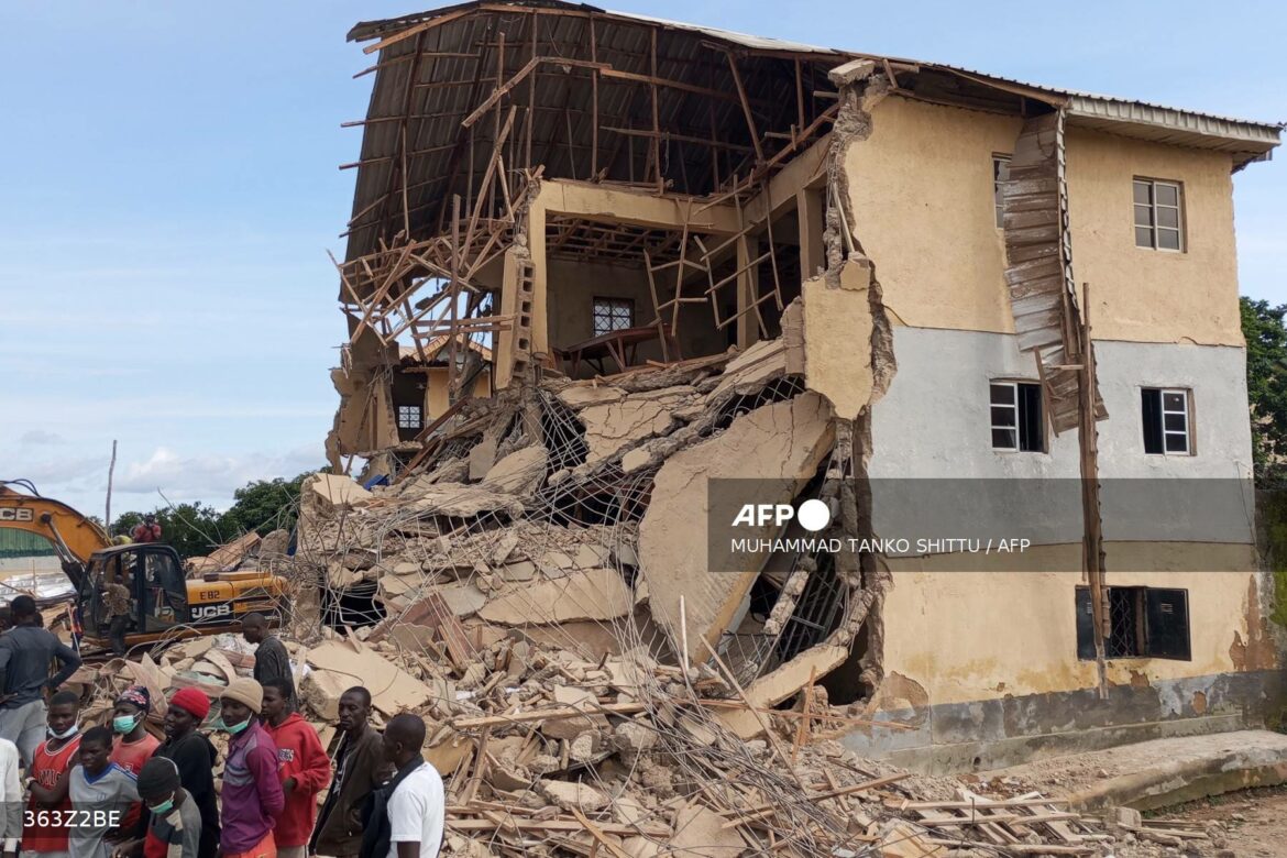 Al menos 21 muertos y decenas de heridos en el derrumbe de una escuela en Nigeria