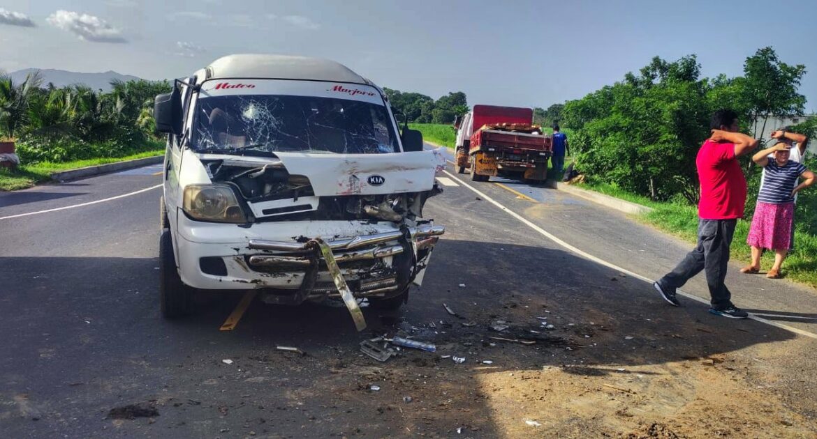 Grúa colisiona con dos vehículos y microbús choca con un camión en carretera a La Libertad