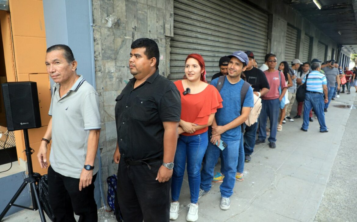 Salvadoreños hacen larga fila para comprar pupusas a 3 por el $1 y tomar café gratis en el Centro Histórico