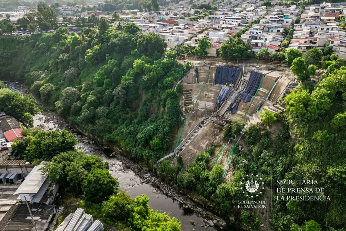 90 % de avance en obras de mitigación en la Urbanización Jardines del Bulevar en Soyapango