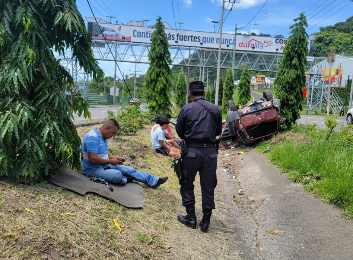 Distracción al volante, provoca accidente vial en autopista a Comalapa