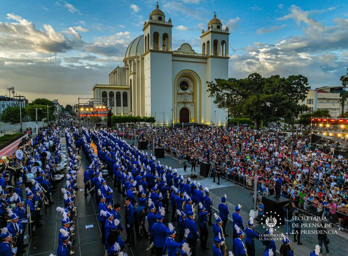 Banda El Salvador deleitó a los salvadoreños en el Centro Histórico de San Salvador