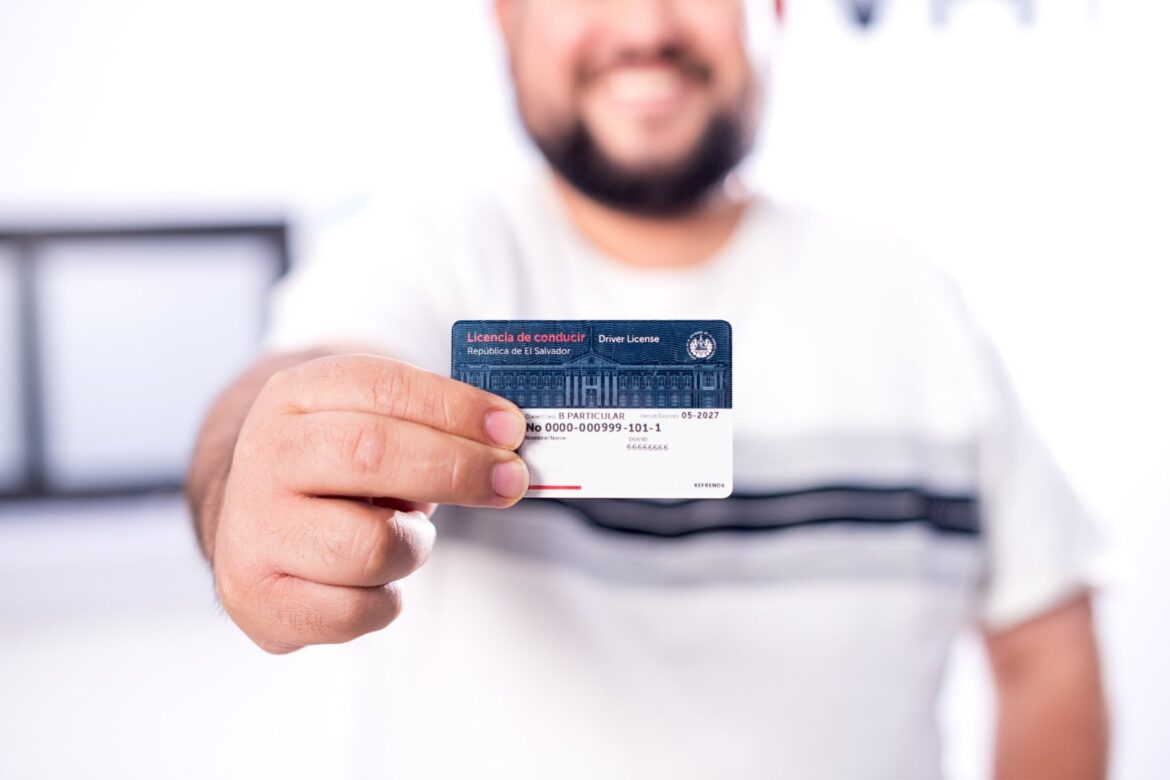 VMT anuncia nuevo servicio de entrega de licencias de conducir para salvadoreños en el extranjero