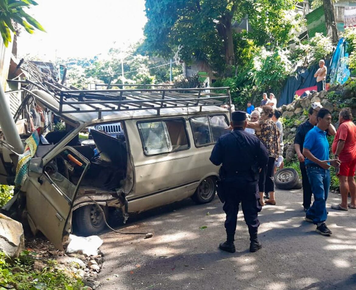 Seis lesionados tras accidente vial en calle antigua al Lago de Coatepeque
