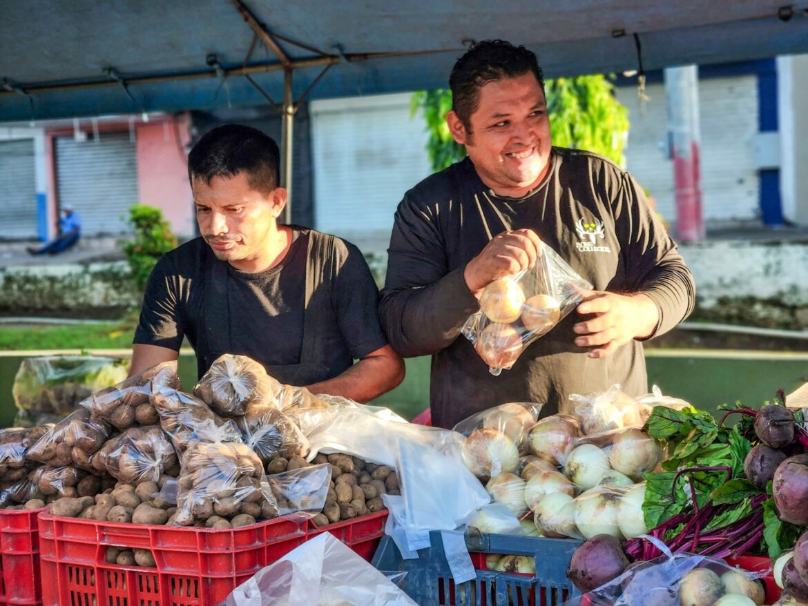 Agromercados permiten que salvadoreños ahorren hasta $7, asegura abogado Contreras