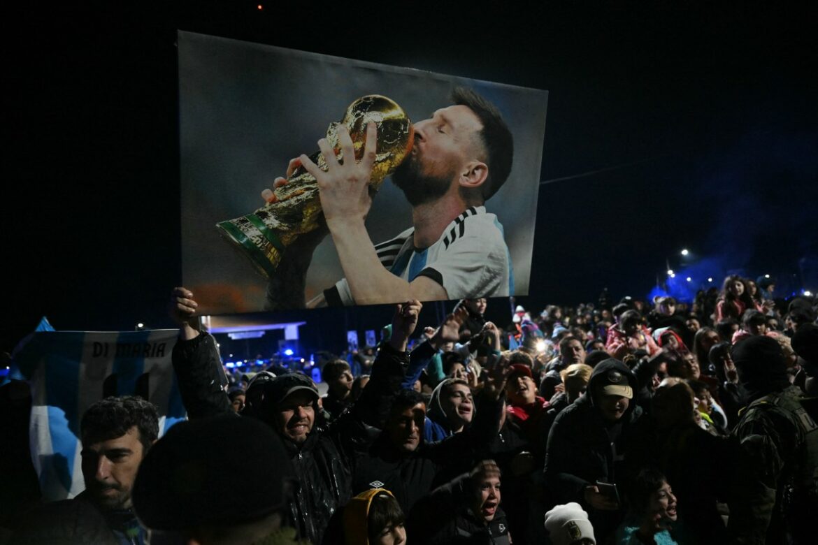 Aficionados reciben en Buenos Aires a Argentina, flamante bicampeón de América