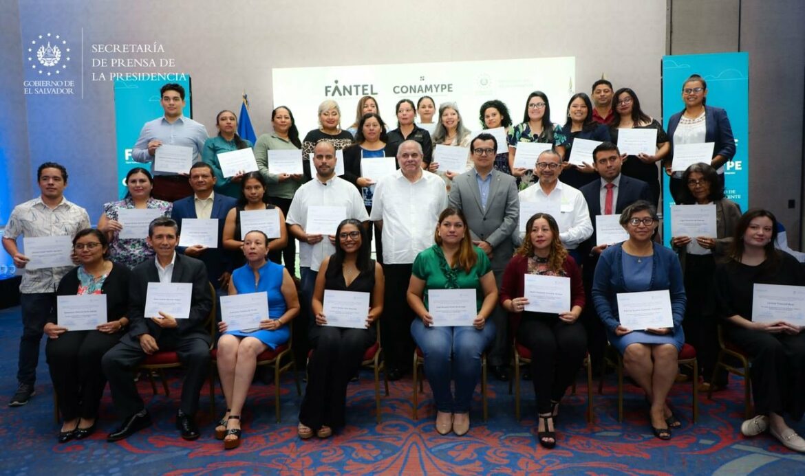 Gradúan a 68 empresarios de la micro y pequeña empresa en temas ambientales