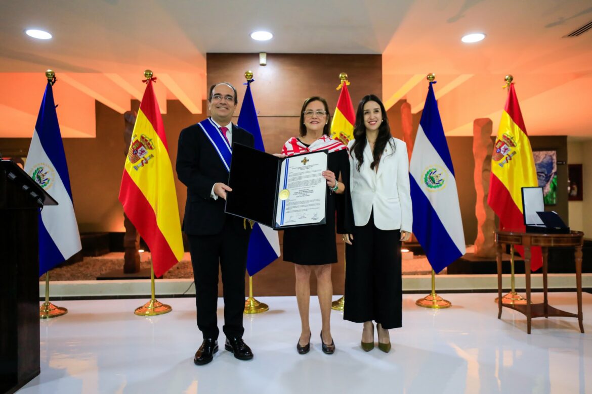 Condecoran con la Orden Nacional José Matías Delgado, en el grado de Gran Cruz Placa de Plata, al embajador del Reino de España